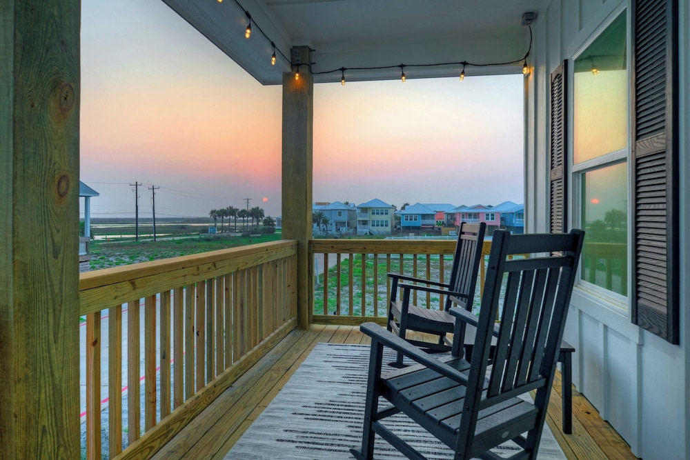 Sleeps 24 2 Homes, Priv Pool, Swing Bar, Patio Lounge Near Nature Preserve