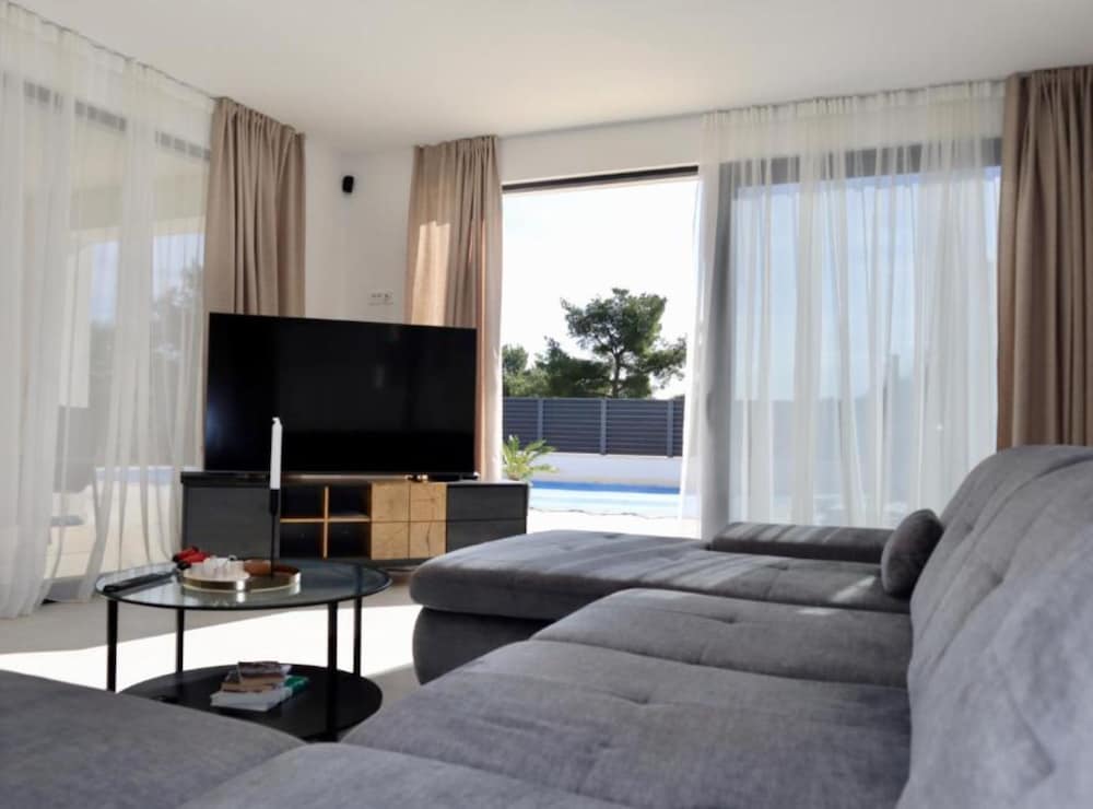 Sunset Villa Aves With Pool, Gym and Sauna