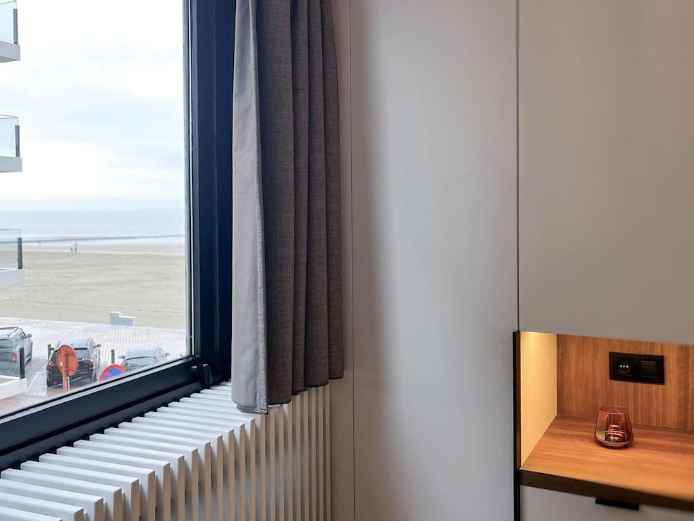 Huswell - Renovated Beachfront Apartment