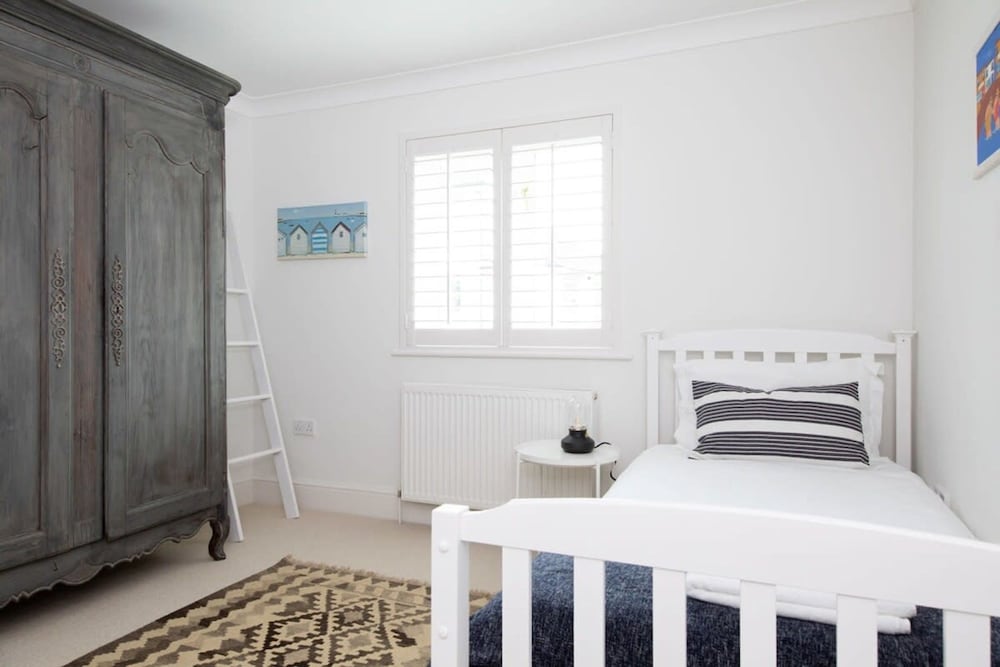 Superior House for 6 Near Beach w Parking Garden view 4