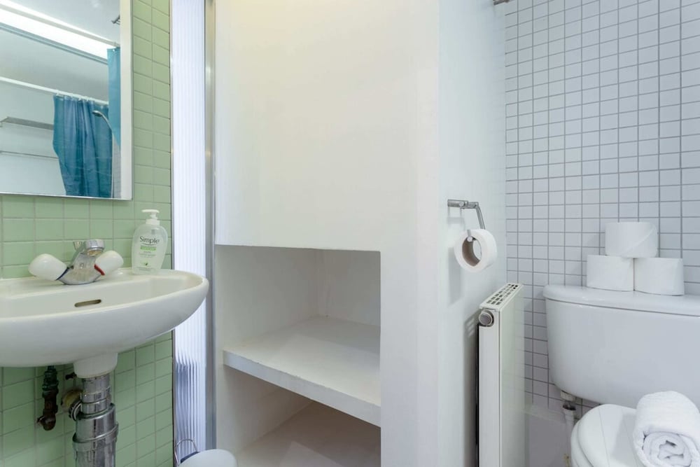 Fantastic and Bright 1 Bedroom Garden Flat