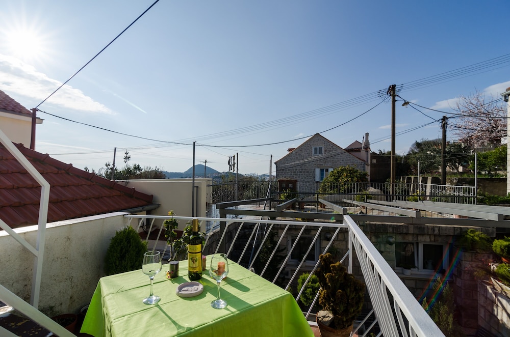 Guest House White Wave