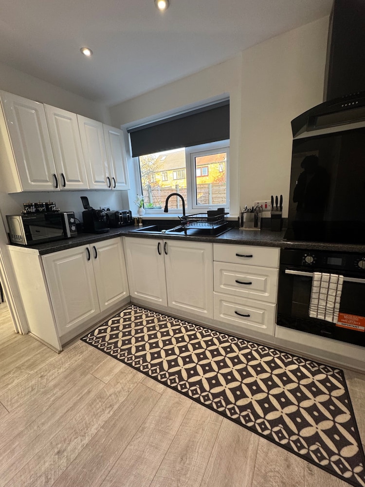 Airport House - Long Stays, Near Hospital!