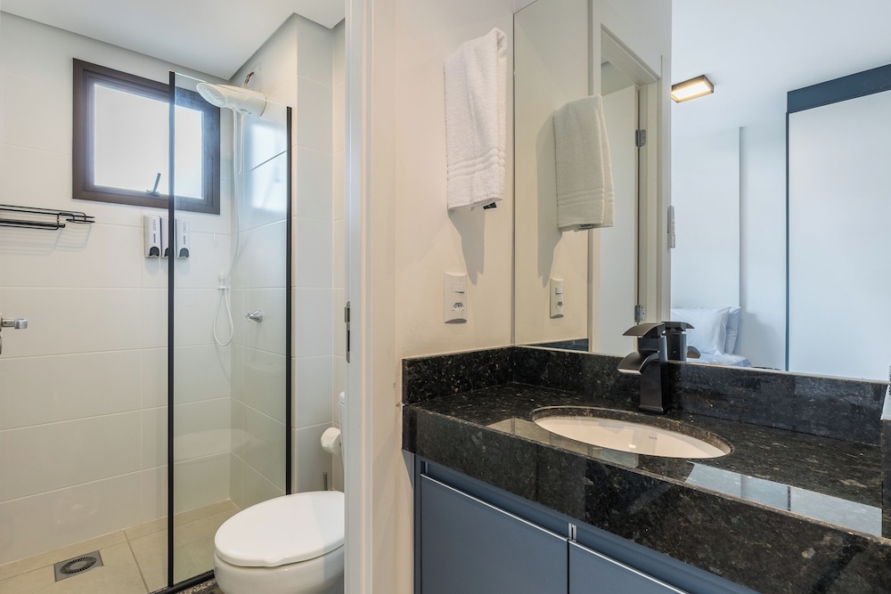 Studio in Condominium w/ Gym and Laundry Eco0304
