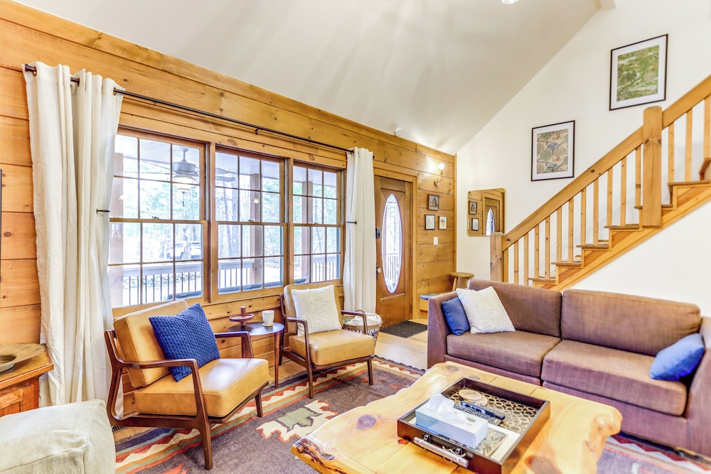 Cozy Ellijay Cabin: Hot Tub, Yard, & Resort Access