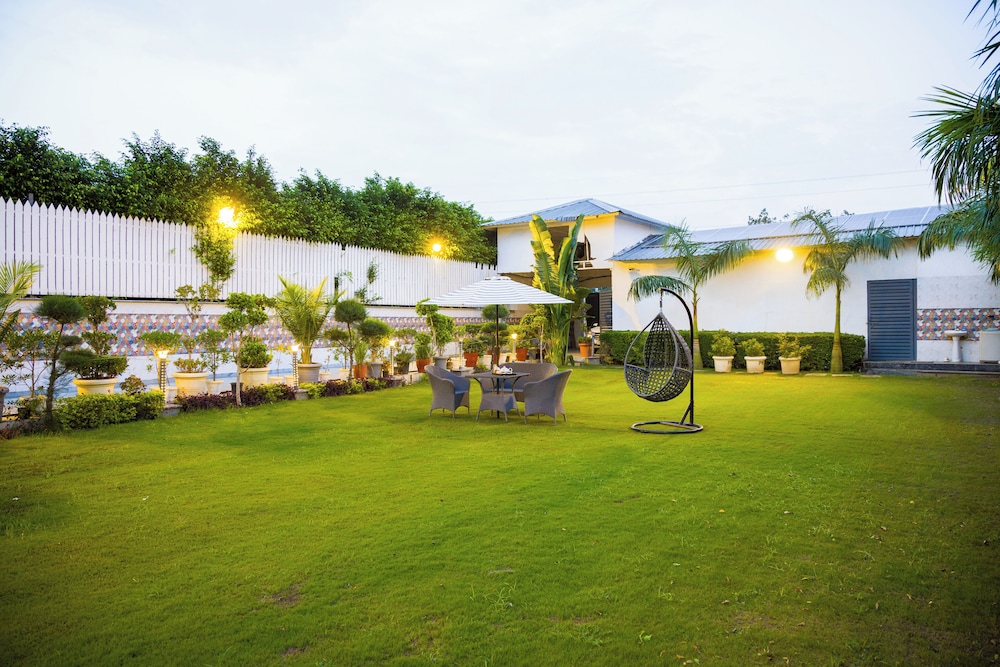 Versace Farms 5 BHK With Pvt Pool