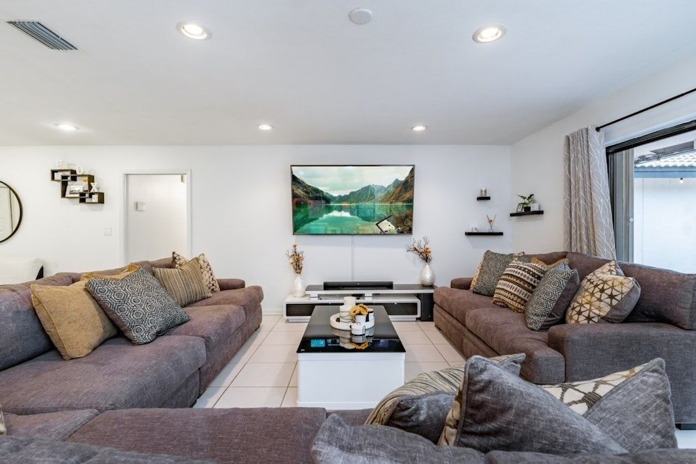 Fox Island Heated Spa- Downtown & Beach 4 Bedroom Home
