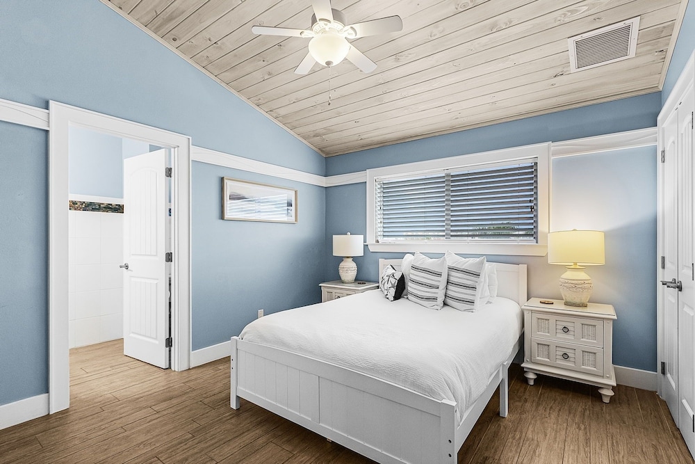571 Seabatical: Canal Front With Pool! 5 Bedroom Home