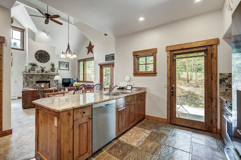 Private Townhome Close To Ski Back And Hot Tub 3 Bedroom Townhouse