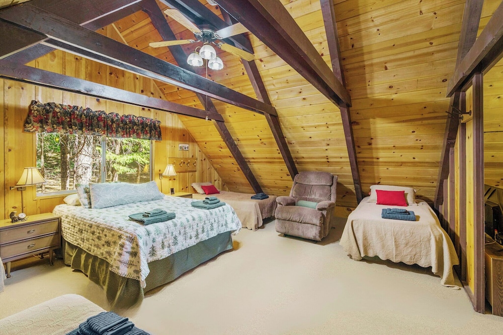 Walk to Fly-in Lake: Blue Lake Springs Cabin!