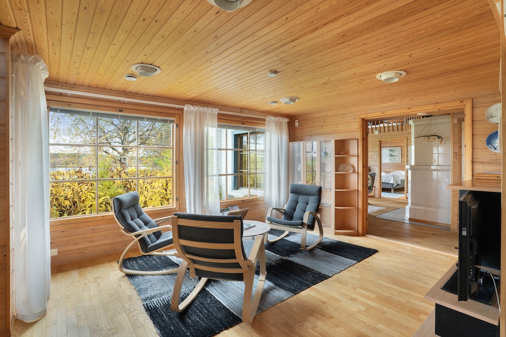 Cozy 3BR Riverside House with Sauna