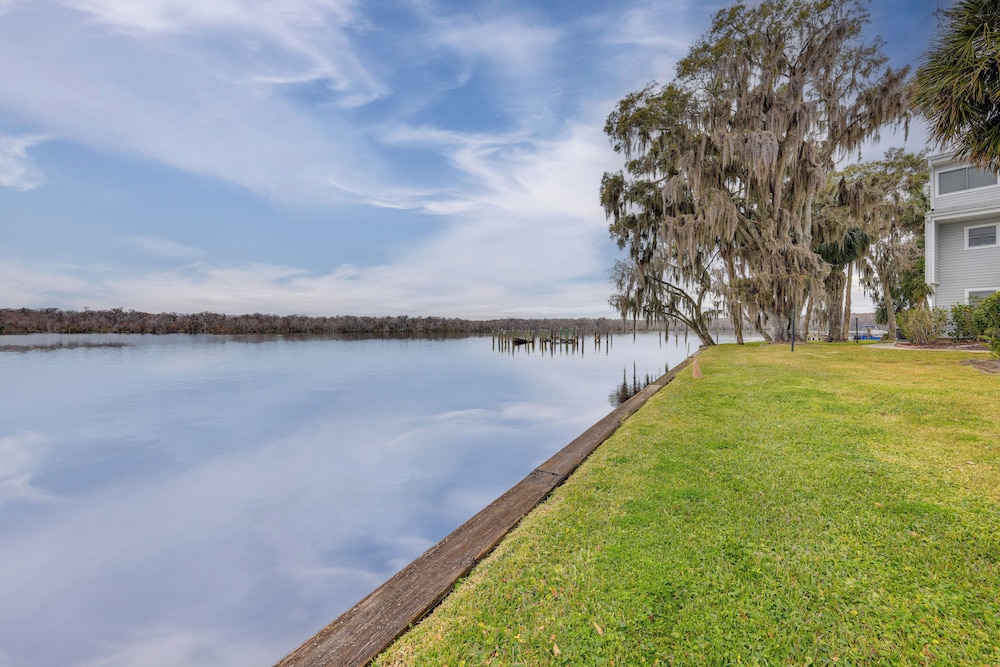 River-view Condo w/ Boat Slip in Welaka!