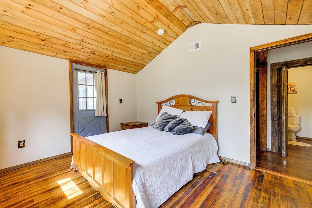 Ski, Swim, Relax: Old-fashioned Poconos Getaway