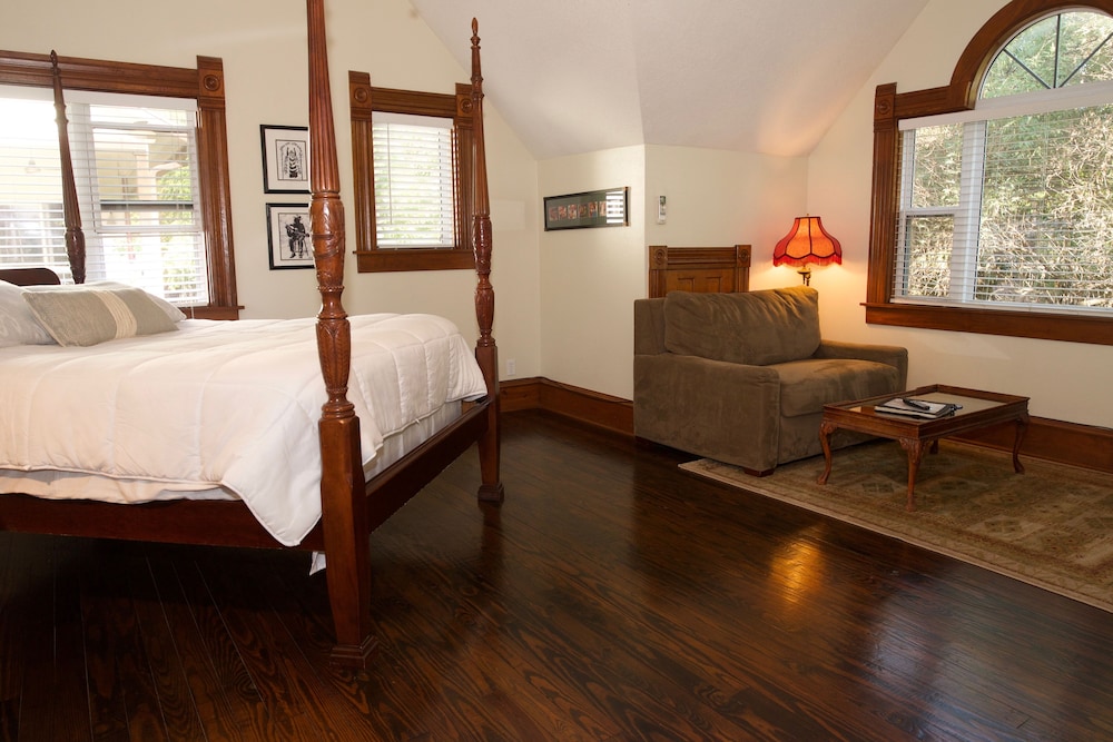 Brava House Bed and Breakfast