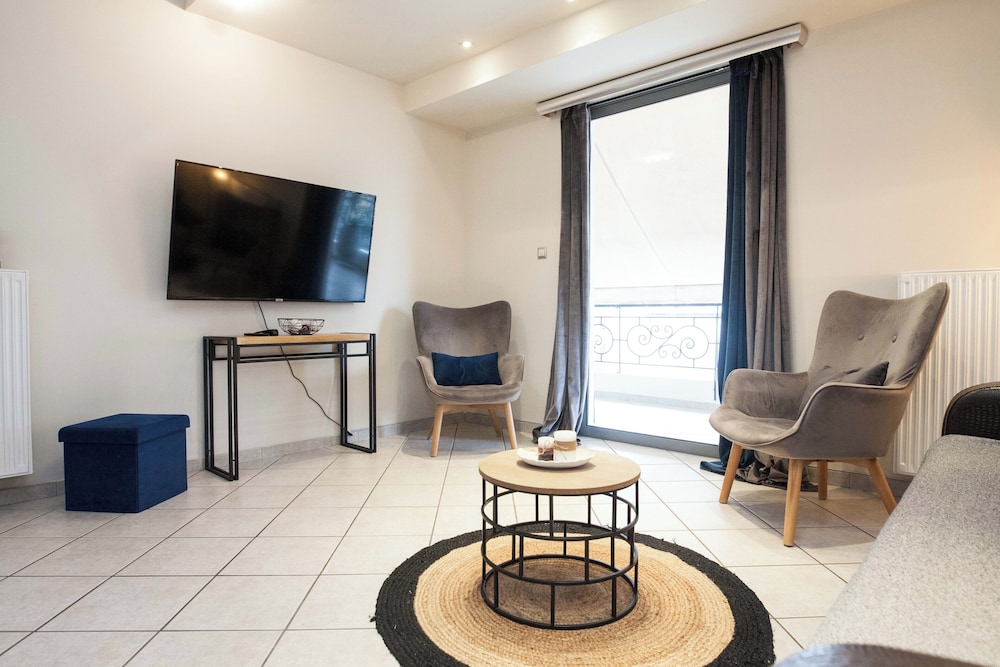 Elegant Spacious 2 Bd Apt in Petralona