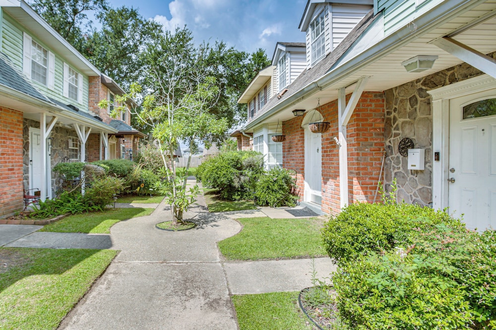 23 Mi to Nola: Cozy & Quaint Destrehan Townhome