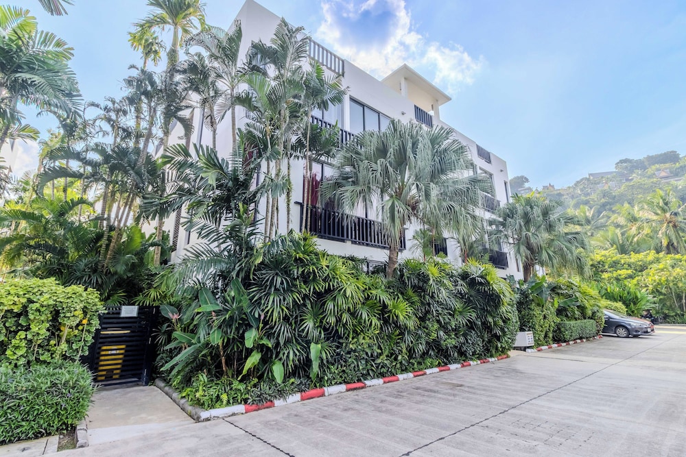 2BR Pool View Short Walk to Beach C254