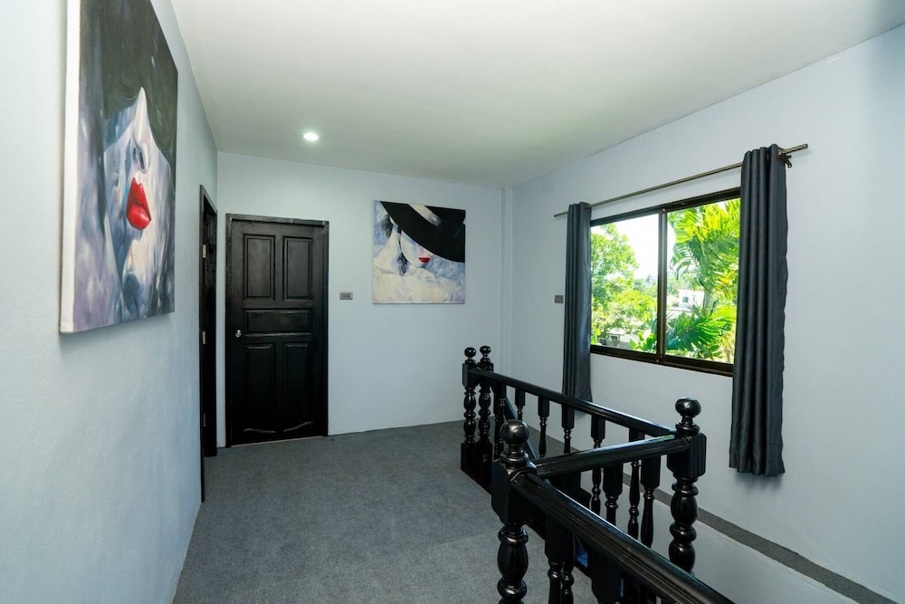 3 Bed 3 Bath Villa 400m to the Beach Sleeps 10