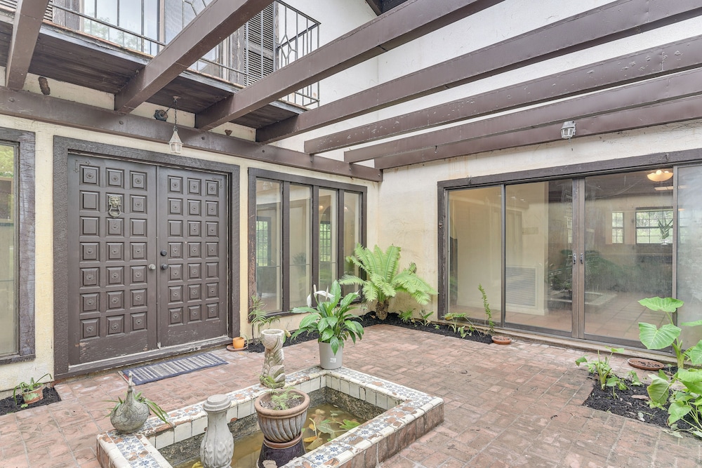 2 Mi to Dtwn: Spacious Angleton Home w/ Courtyard!