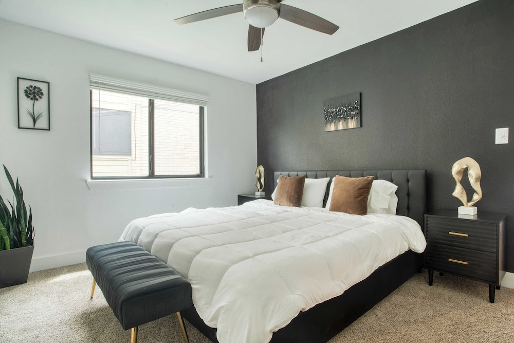 Austin Escape, Prime Location + Shared Yard Oasis Fairlawn Buyout by Avantstay