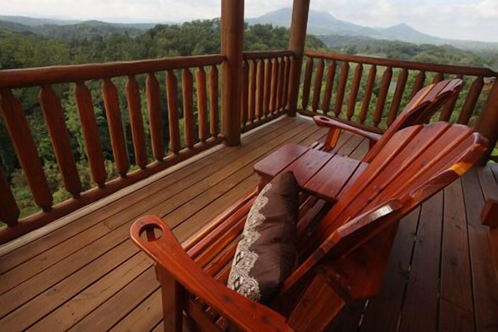 Serenity Mountain Pool 9 Br cabin by RedAwning