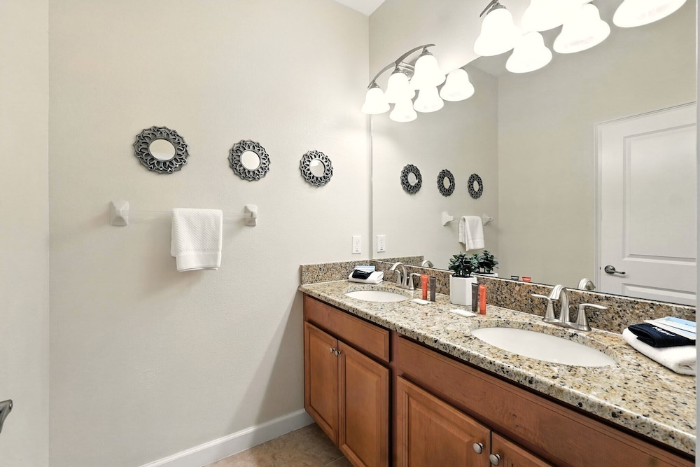 Vibrant 5BR Family Retreat in Storey Lake!