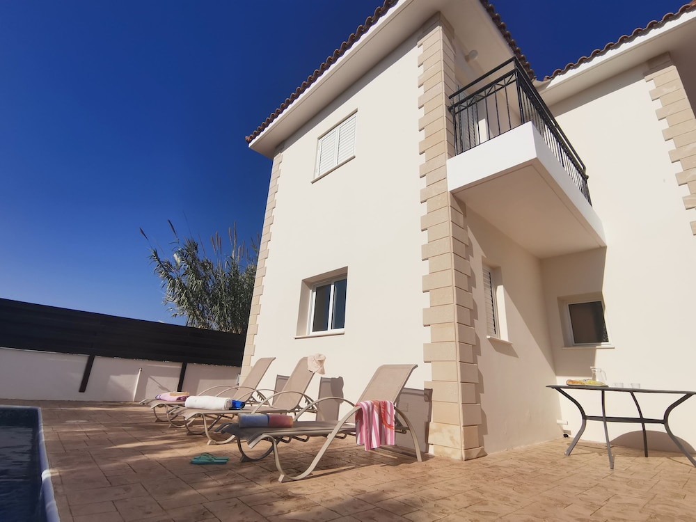 Minas Villa Pool Wifi and Close to Sirena bay