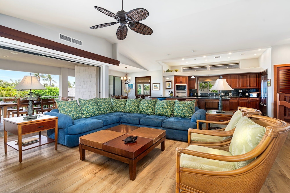 Close to Beaches & Restaurants - Spacious Townhome - Concierge Incl- Vrkcv