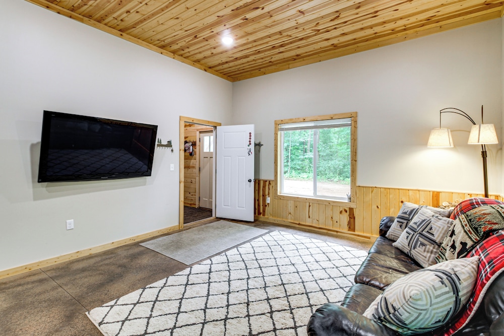 Hot Tub & Game Room: Lakefront Merrifield Retreat!
