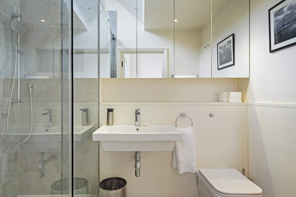 Bright 2 Bedroom Apartment in South Kensington