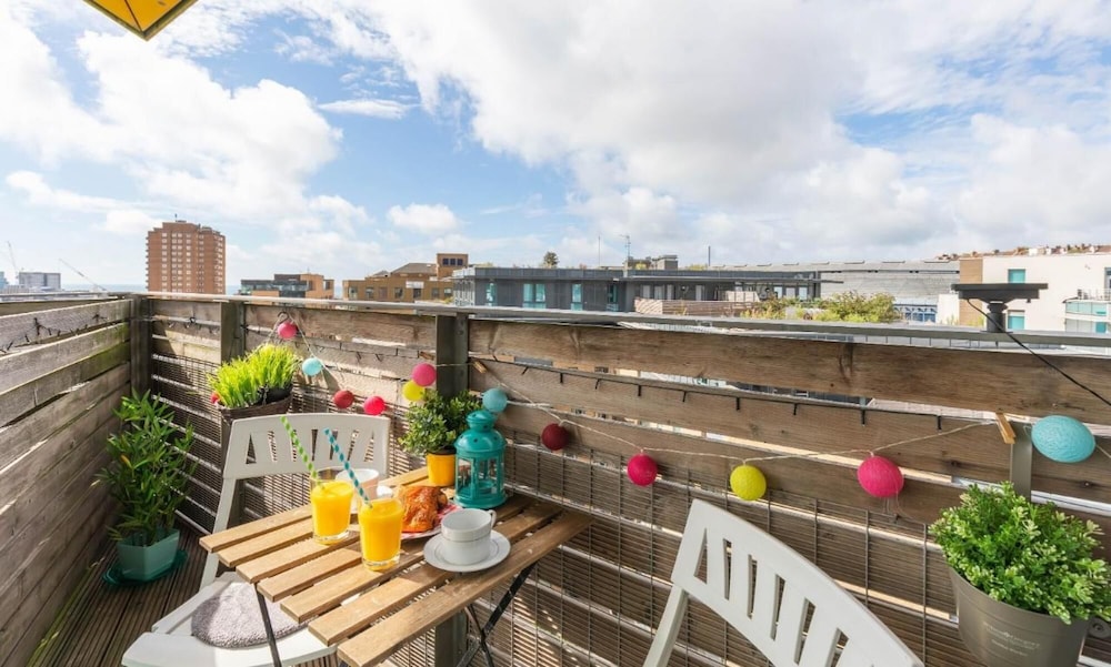 Panoramic Pad -amazing Apartment With WOW Factor Views Across the City to the sea view 5