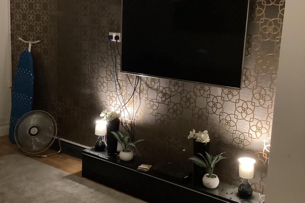 London Heathway Bliss - Spacious 4-bed House