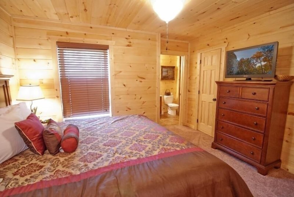 Pemberley Manor - 7 Bedrooms, 7.5 Baths, Sleeps 30 Home by RedAwning