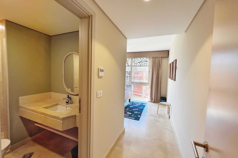 Xuru Stays I Exotic 1bdr w/ Outdoor Terrace Pool & Beach Access