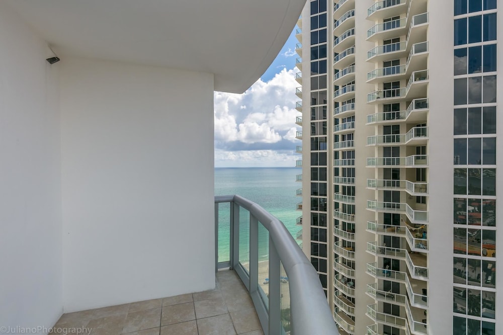 Marenas Resort Condos by Ammos VR view 5