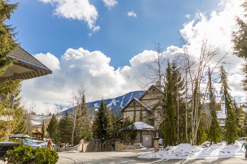 Fabulous Location Private Hot Tub, NO Car Needed, Sleeps 8 - Image 1