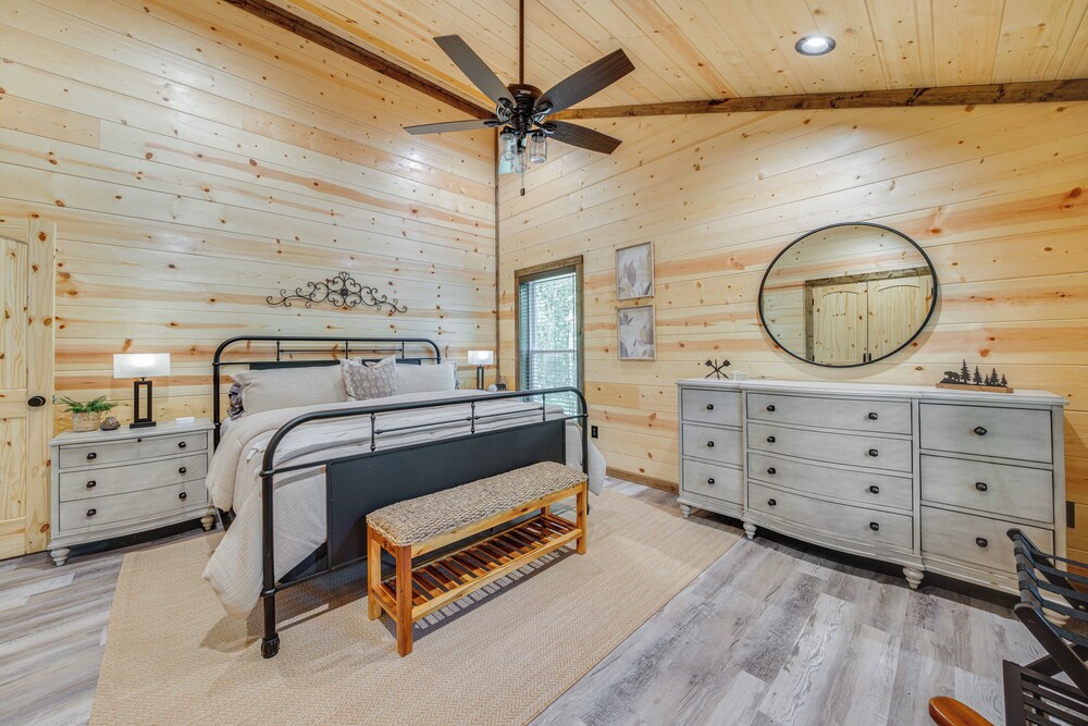 Upscale Broken Bow Cabin: Hot Tub & Fishing Pond! view 4