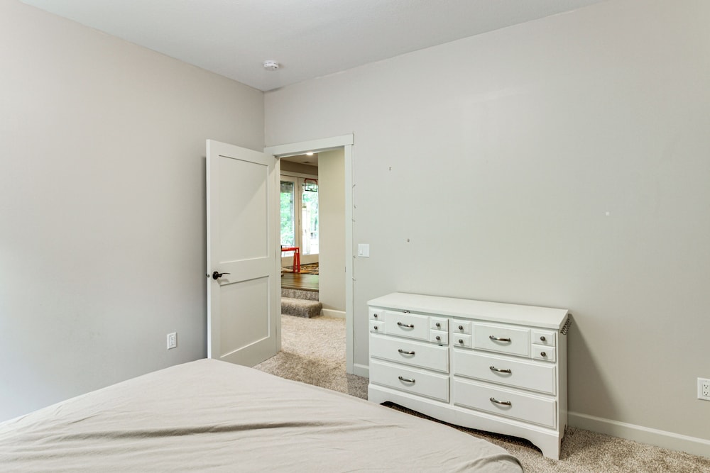 Hot Tub & Game Room: Lakefront Merrifield Retreat!
