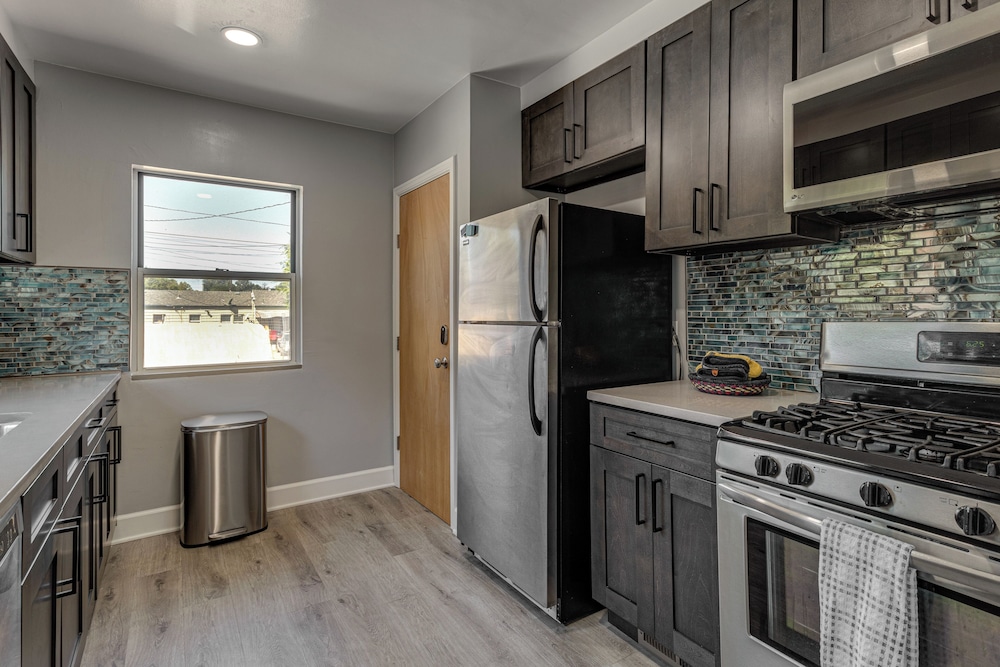 7 Mi to Denver: Inviting Aurora Home w/ Yard!