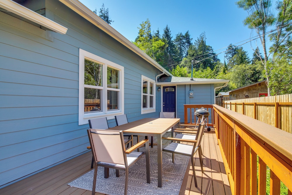 < 1 Mi to Coquille River: Cottage w/ Private Yard!