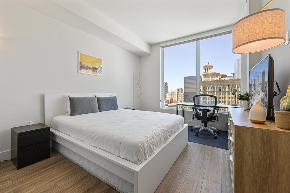 NEW Upscale Downtown San Diego Stay Queen Bed Pool Sauna