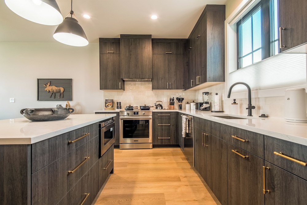 3 BR Duplex w/ Full Kitchen, W & D