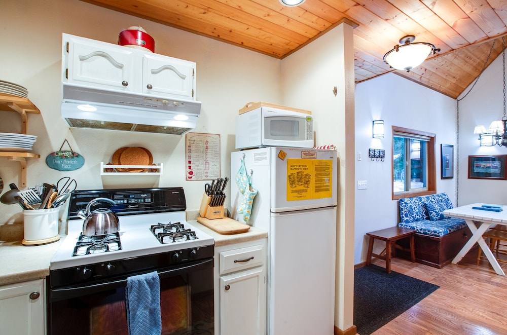04SL - Hot Tub - BBQ - Pets OK - Sleeps 5 view 5