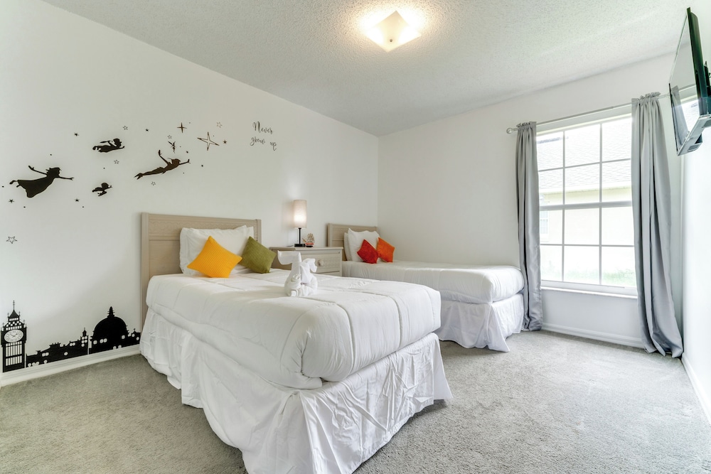 4 Mi to Disney: Home w/ Pool Table, Outdoor Oasis!