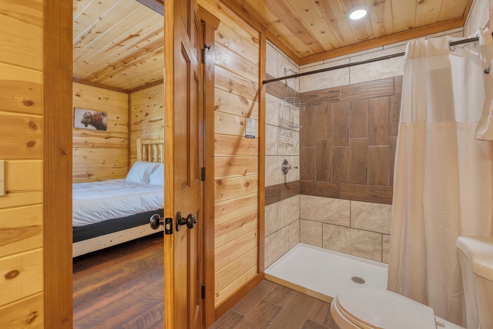 Dolly's Lodge by Avantstay Sleeps 28 - Luxe Smokies Cabin Game Room, Hot Tub, Views, Near Attractions