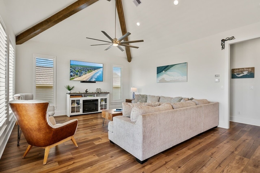 Tidewater 4 Bedroom Home by RedAwning