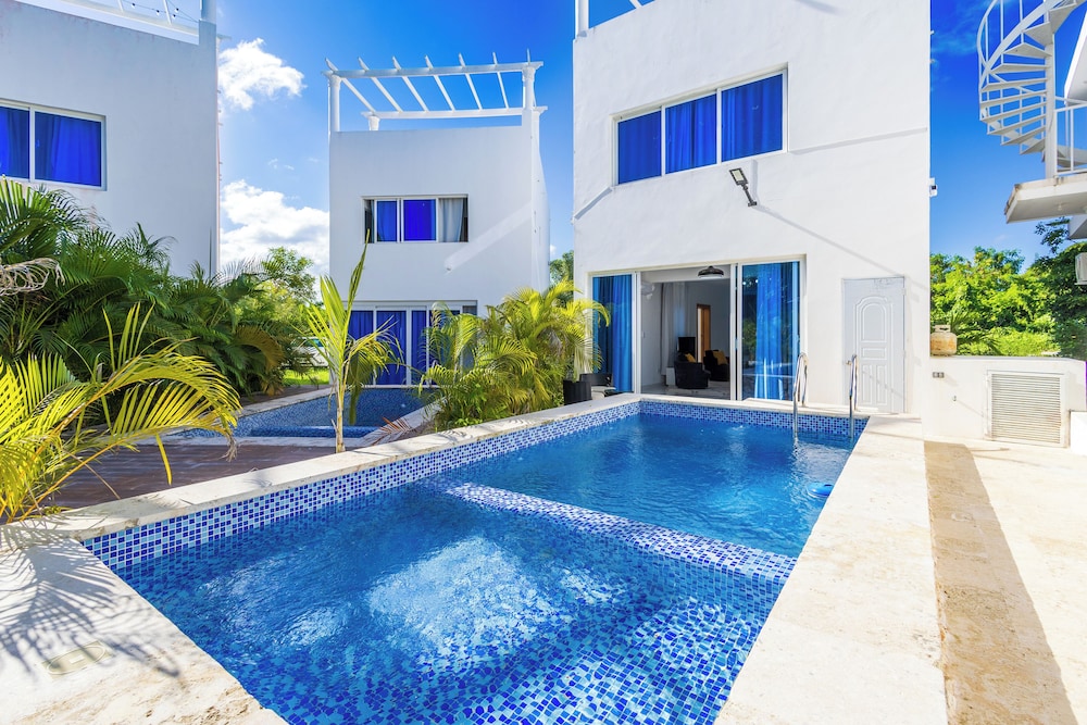3-BR Villa with Pool & Rooftop Jacuzzi