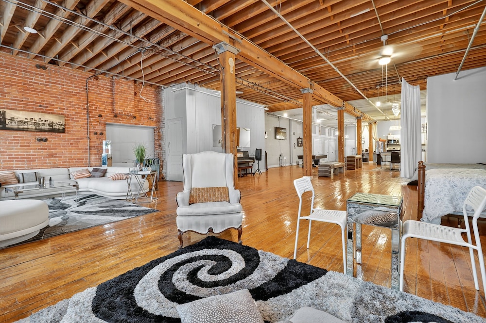 Huge 'man Cave' 2 Mins From Downtown Detroit 1 Bedroom Apts