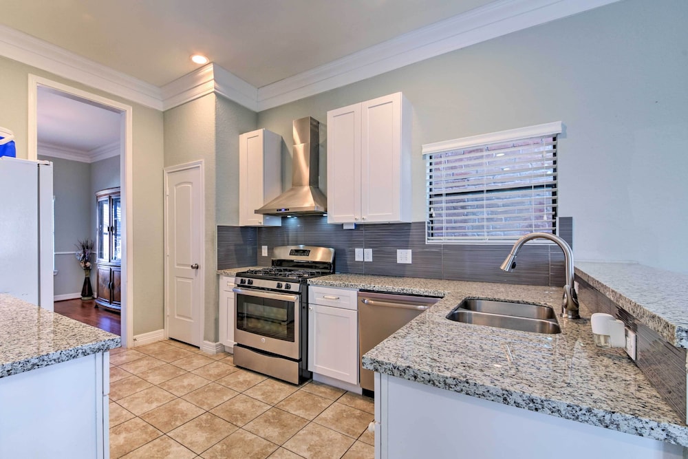 Spacious Houston Home ~ 16 Mi to NRG Stadium! view 5