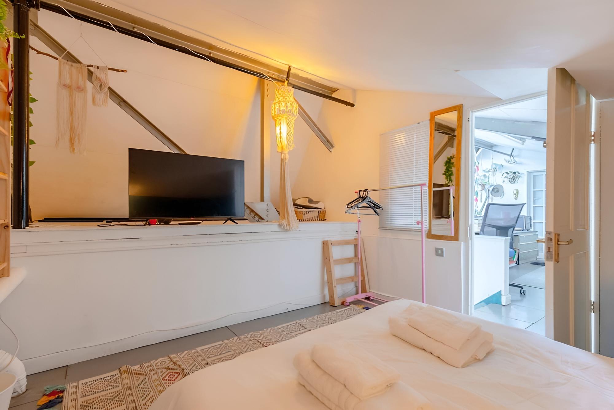 Trendy & Artistic Loft Hideaway, Hackney Wick!